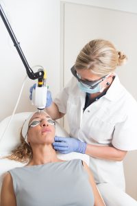 Dermatologische Behandlung in der Praxis von Dr. med. Claudia Blazek