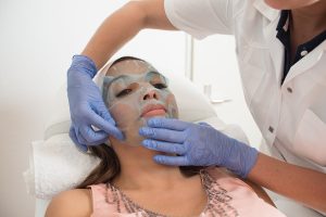 Dermatologische Behandlung in der Praxis von Dr. med. Claudia Blazek
