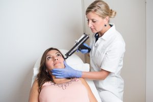Dermatologische Behandlung in der Praxis von Dr. med. Claudia Blazek